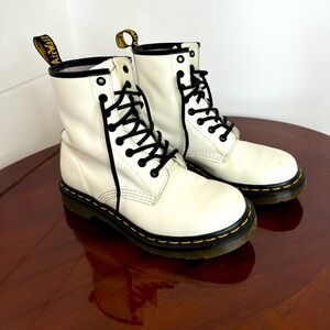 Doc Martens - 8 hole - 7w - white - Barley worn